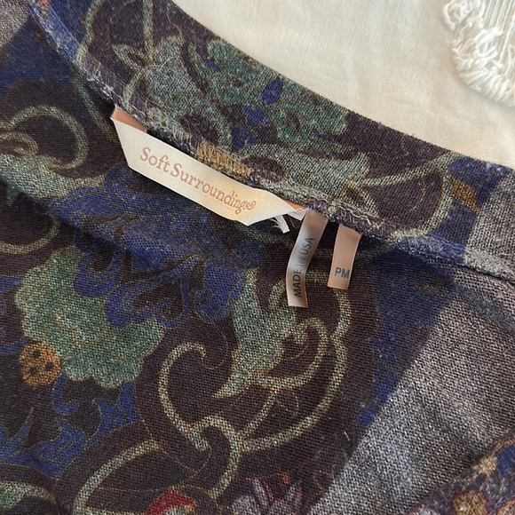 Soft Surroundings Dark Floral Print Tunic Top Size PM Made in USA - Picture 3 of 5